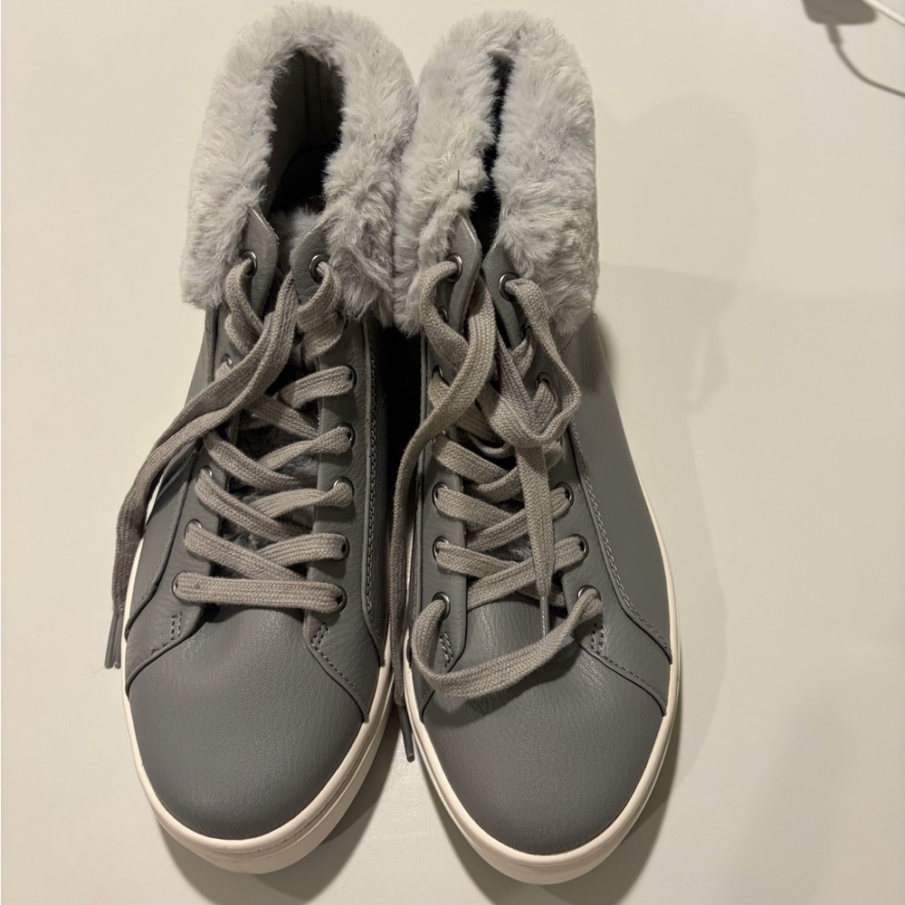 Koolaburra by UGG Sundell Fuzz in Wild Dove size 8.5 like new